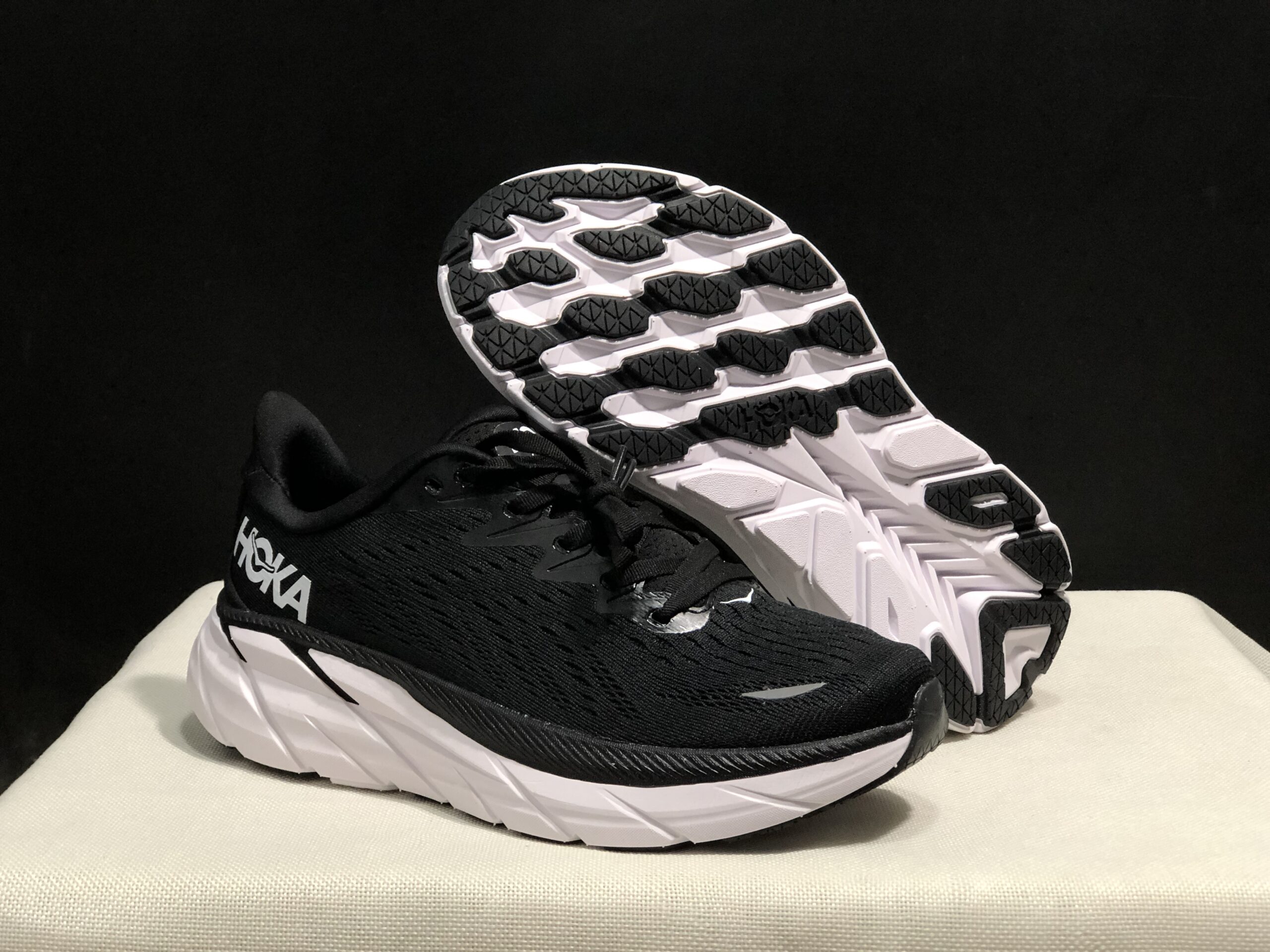 נעלי הוקה-HOKA ONE ONE Clifton 8 Black – תמונה 14
