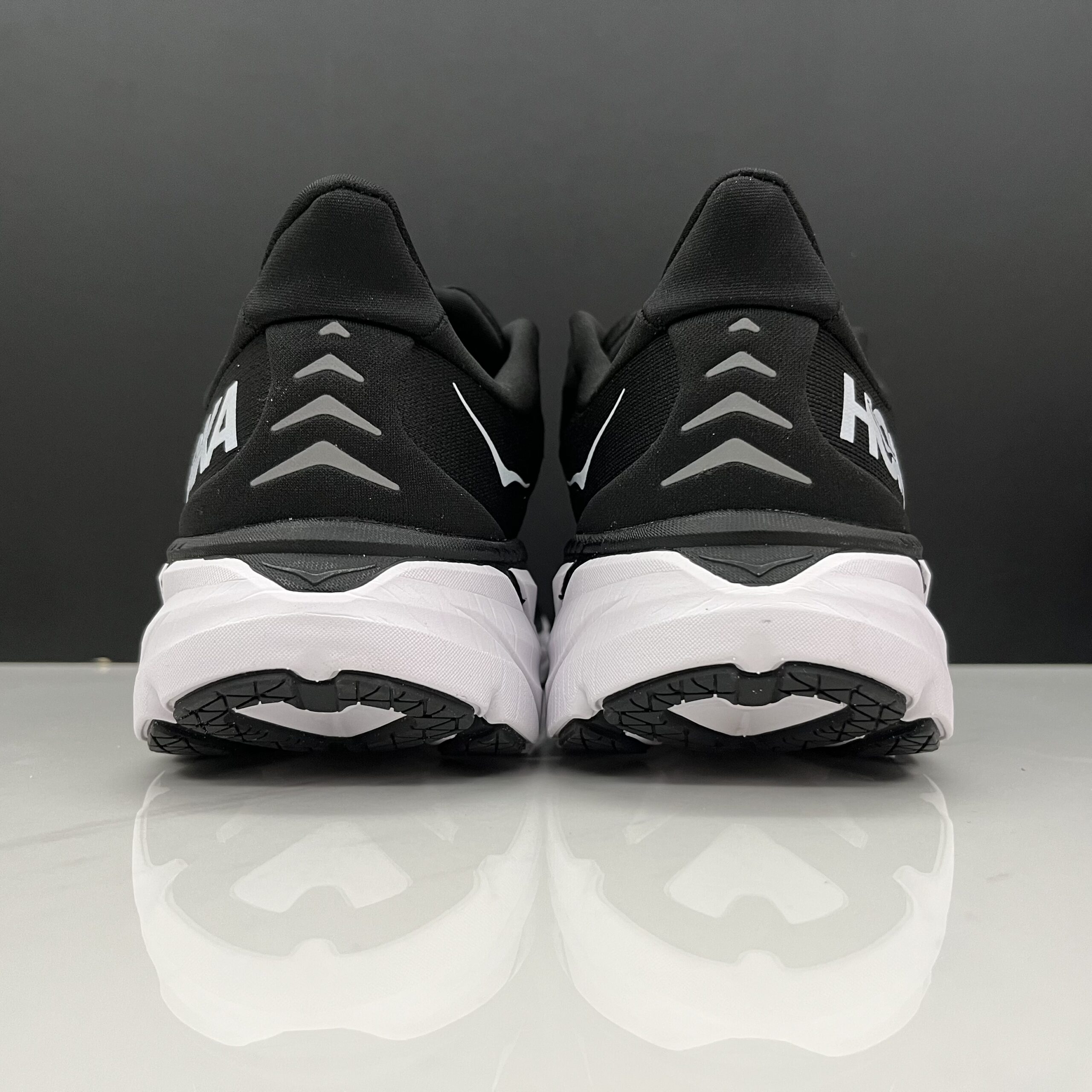 נעלי הוקה-HOKA ONE ONE Clifton 8 Black – תמונה 4