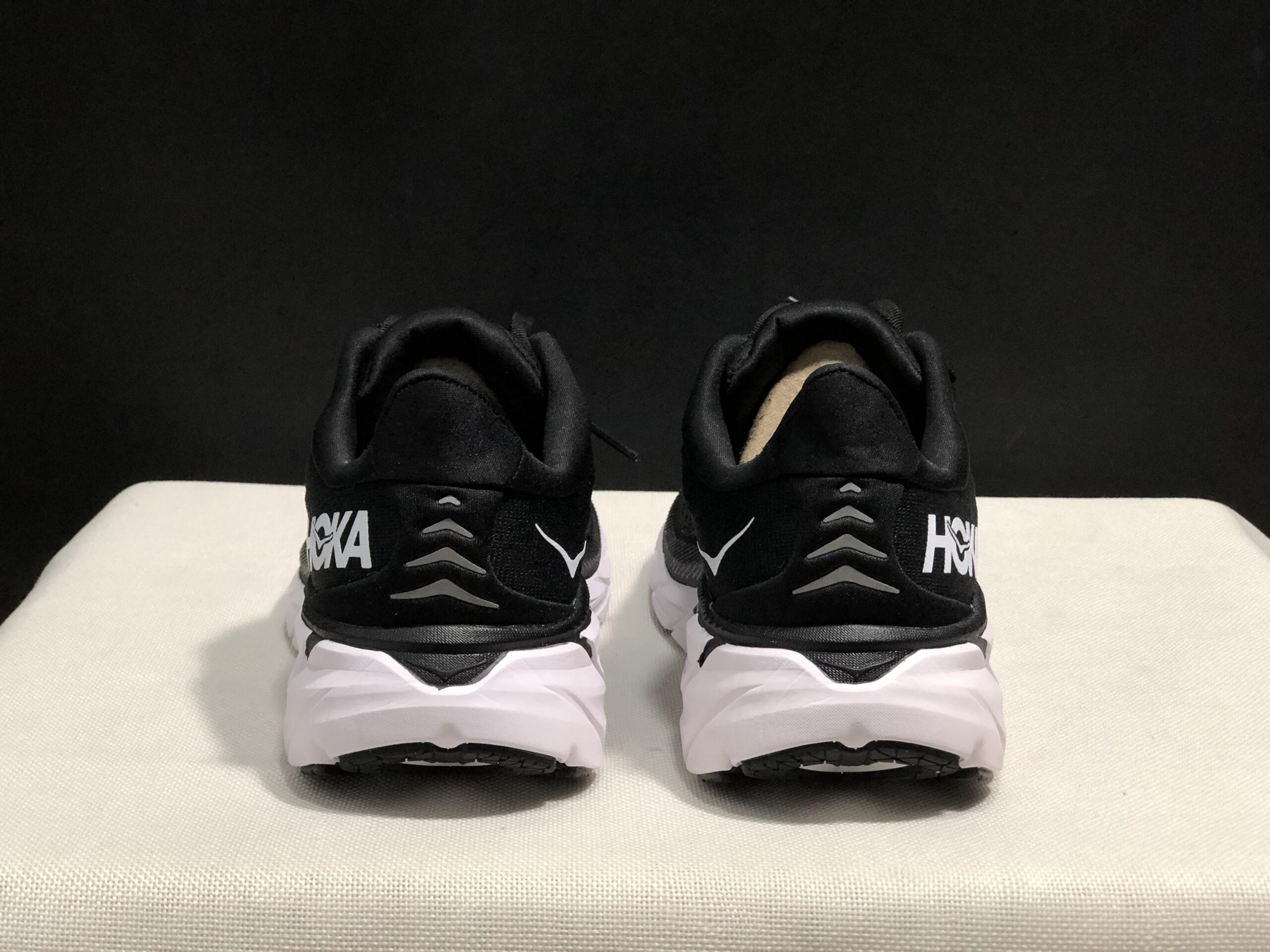 נעלי הוקה-HOKA ONE ONE Clifton 8 Black – תמונה 11