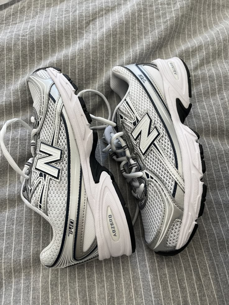 New Balance 740