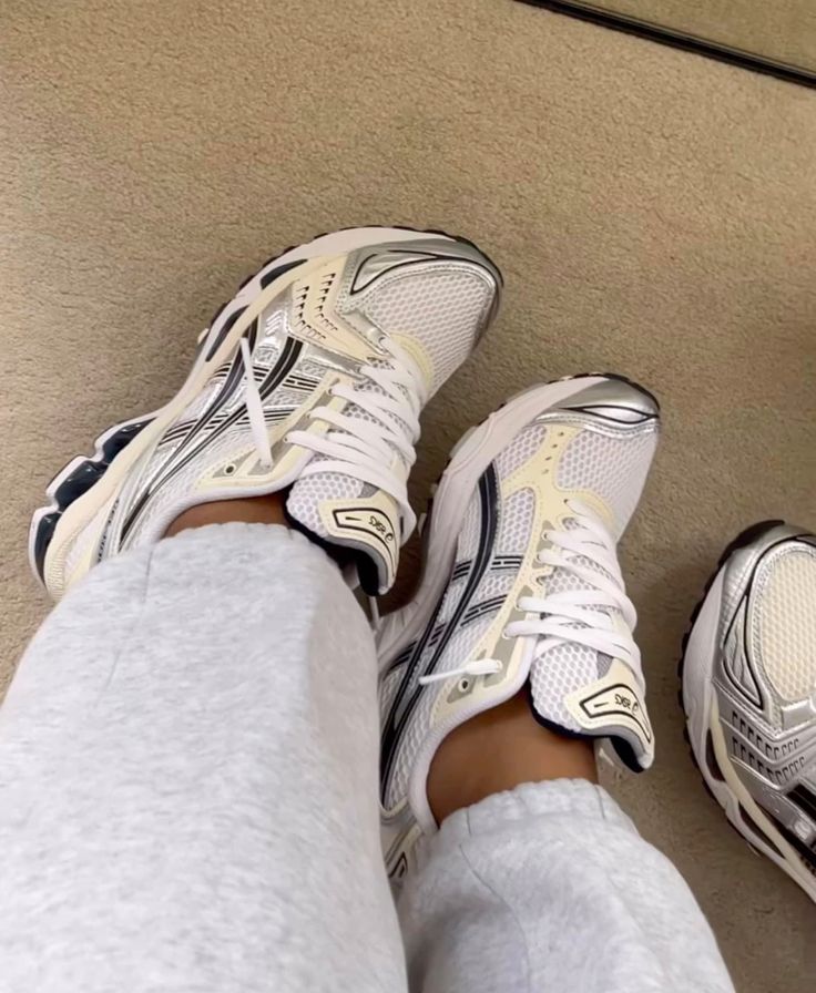 ASICS - תמונות לקוחות והמחשות