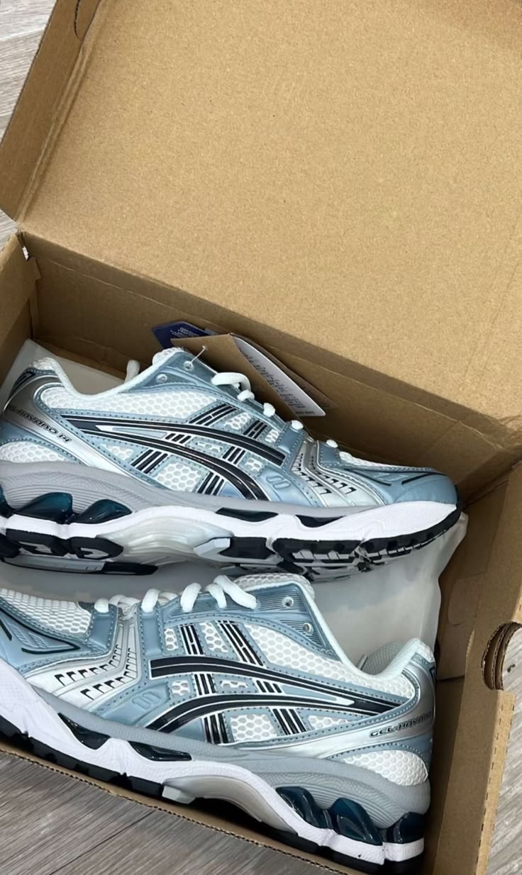 ASICS - תמונות לקוחות והמחשות