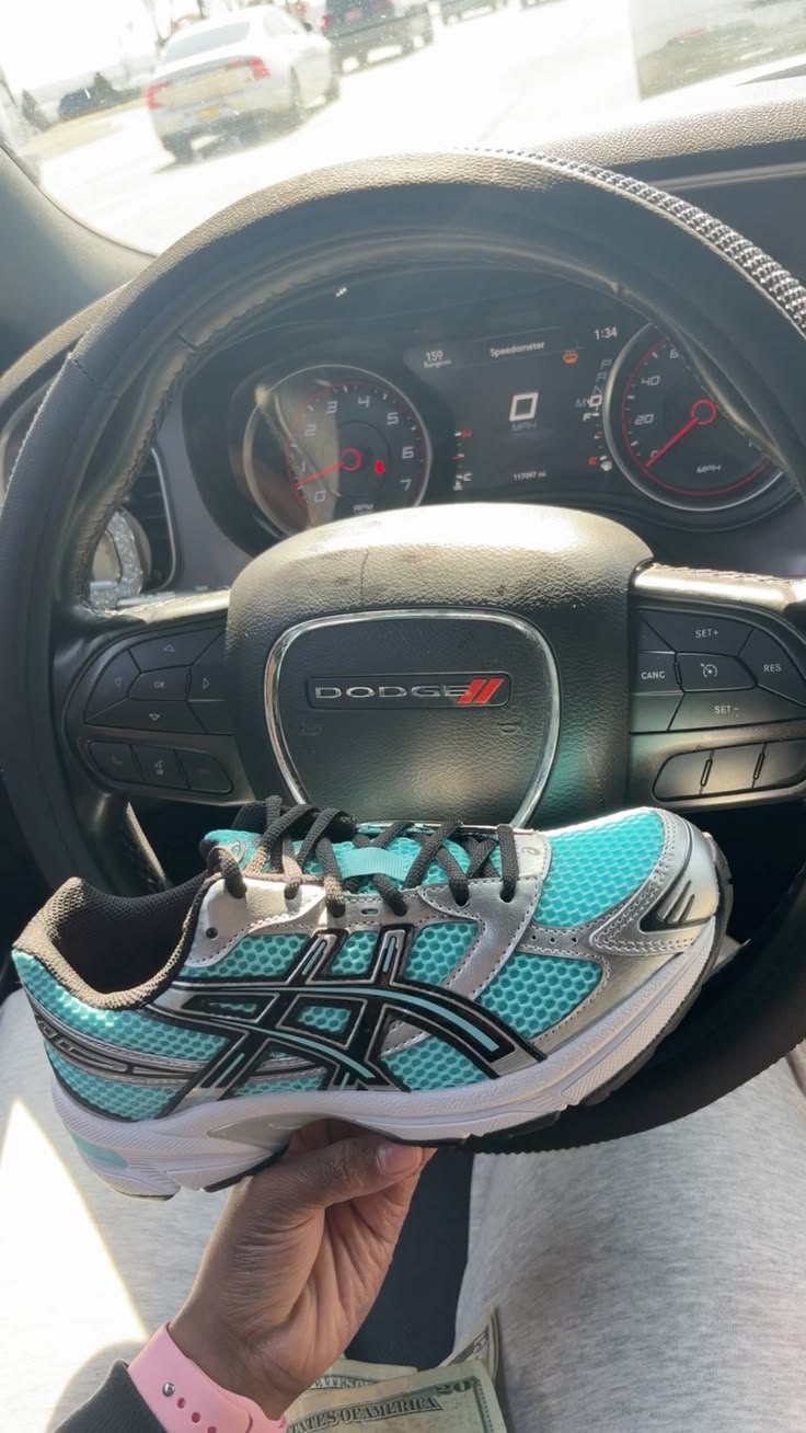ASICS - תמונות לקוחות והמחשות