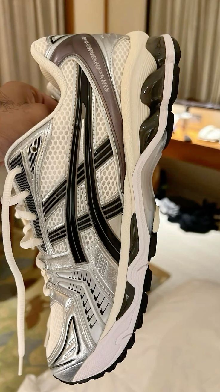 ASICS - תמונות לקוחות והמחשות