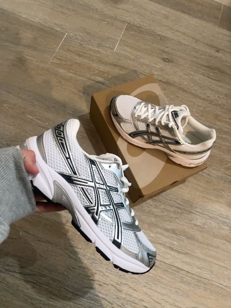 ASICS - תמונות לקוחות והמחשות