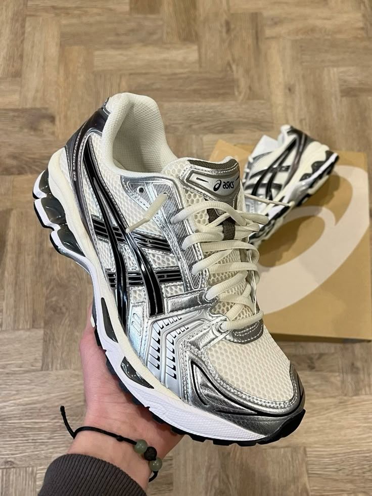 ASICS - תמונות לקוחות והמחשות